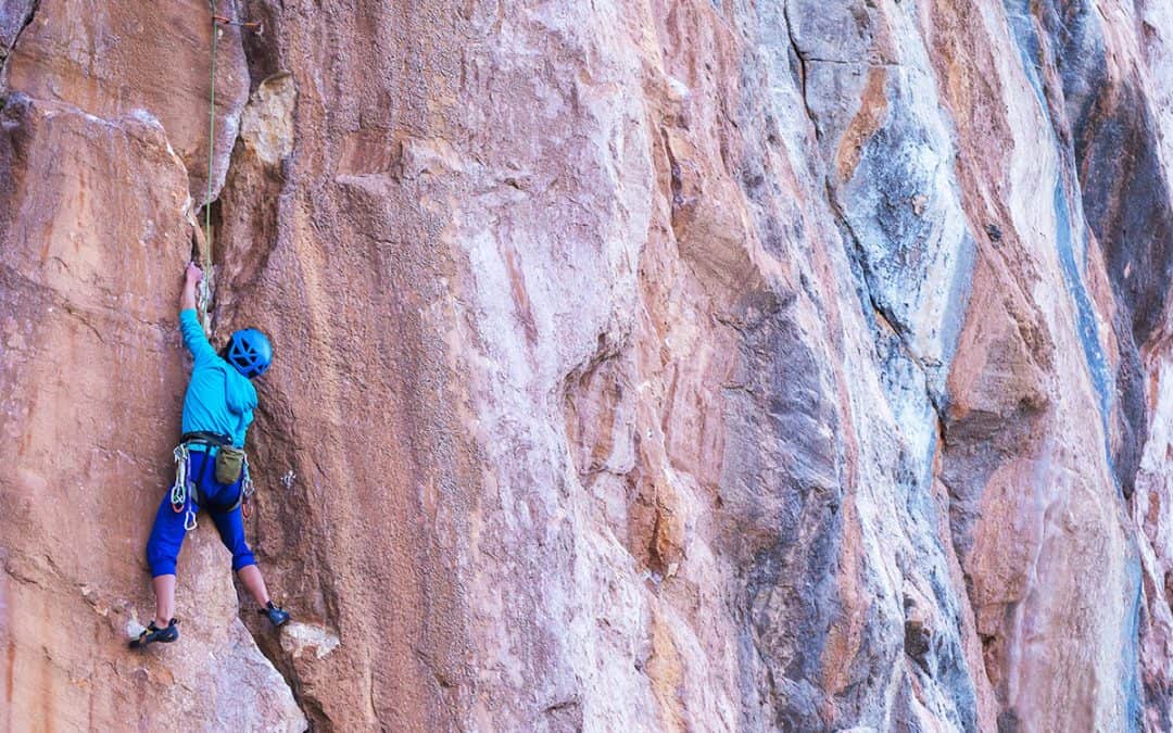 What is the difference between alpine and sport climbing